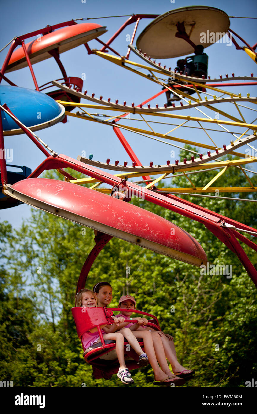 Enfants sur un carnaval ride pendant un pays juste à St George, SC Banque D'Images