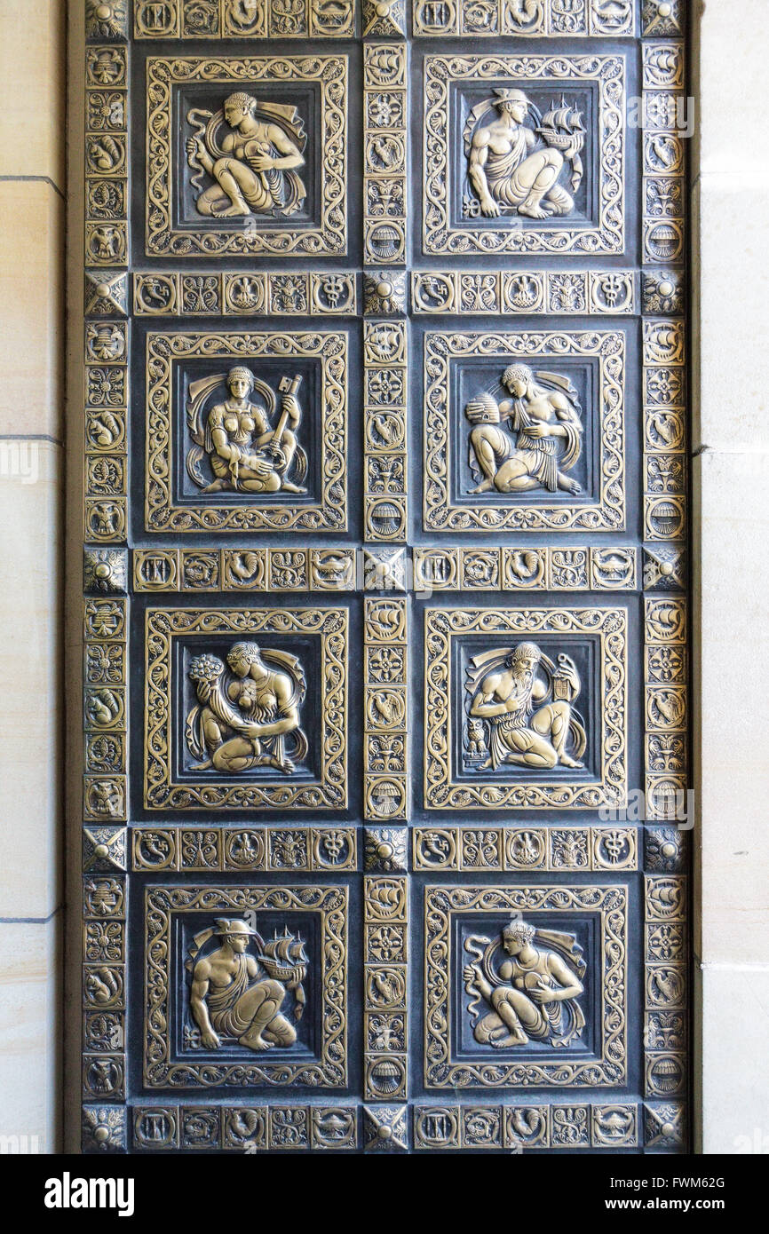 Portes de bronze sur ce qui est maintenant le Sun Trust Building, Charlotte, North Carolina, USA. Banque D'Images
