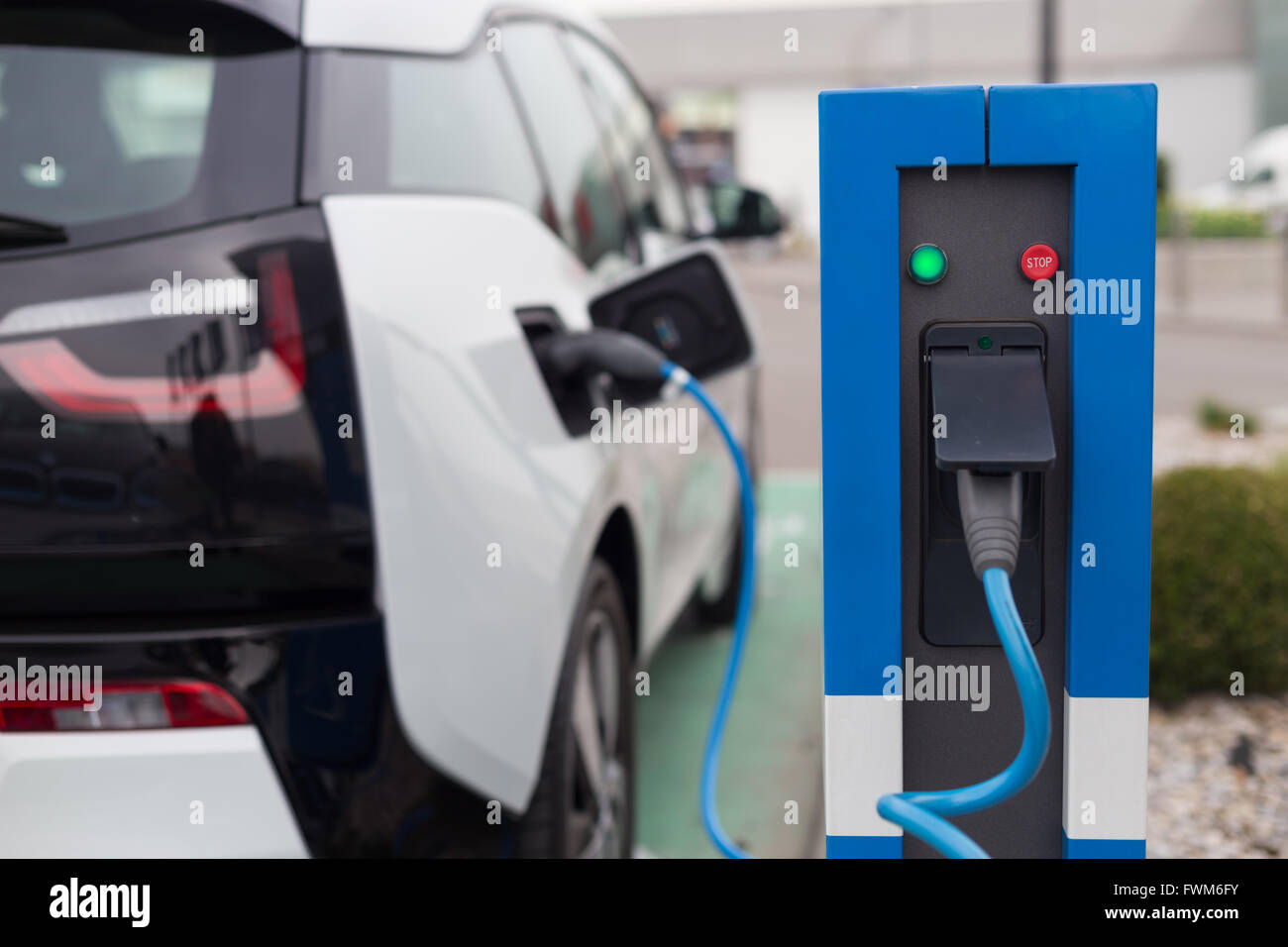 Voiture électrique dans la station de charge. Banque D'Images