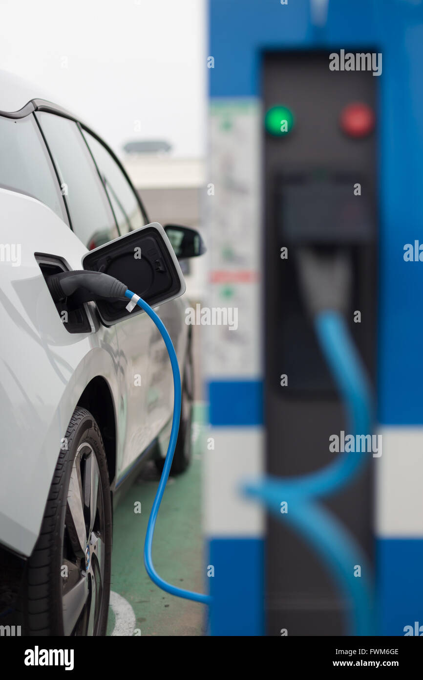 Voiture électrique dans la station de charge. Banque D'Images
