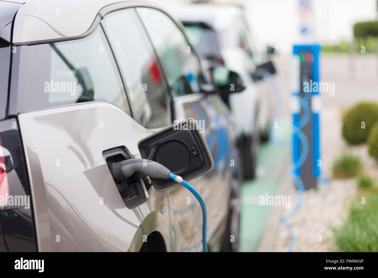 Voiture électrique dans la station de charge. Banque D'Images