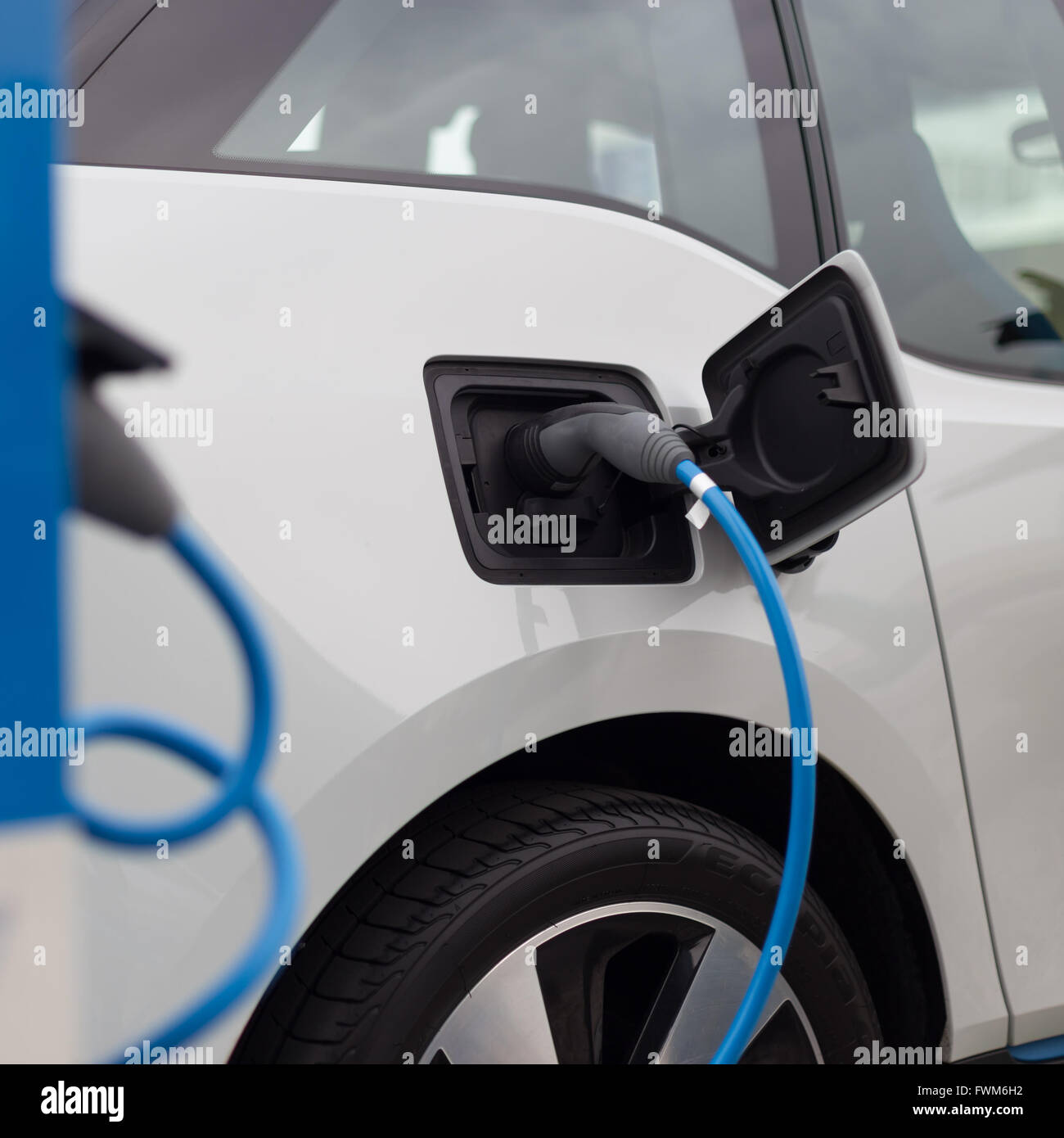 Voiture électrique dans la station de charge. Banque D'Images