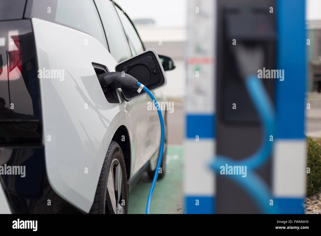 Voiture électrique dans la station de charge. Banque D'Images