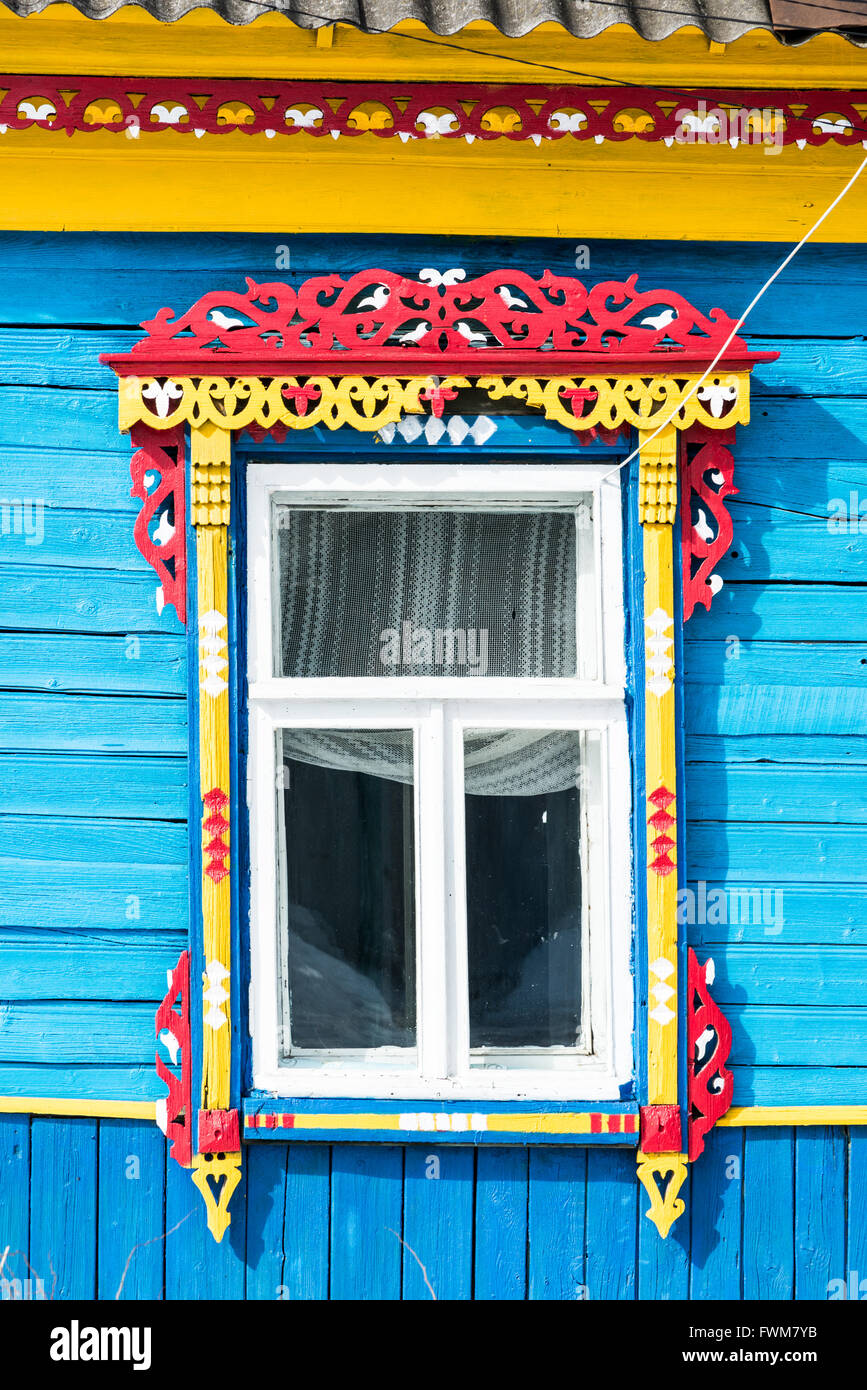 Fenêtre sculptée dans la vieille maison de campagne en bois russe Banque D'Images