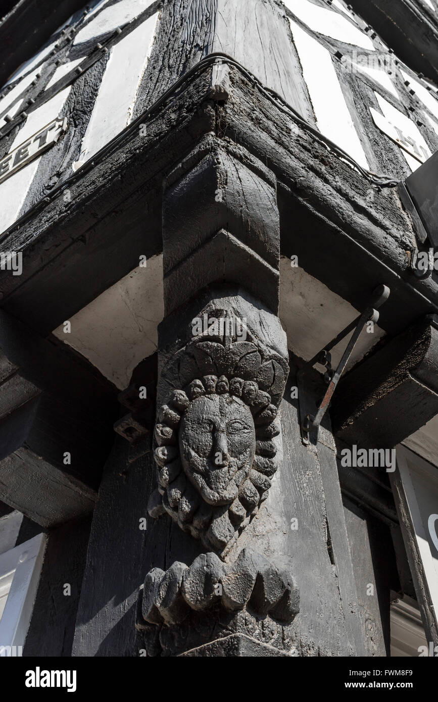 Bâtiment jacobéen, détail d'un chêne jacobéen corbel décorer un coin d'un bâtiment à colombages dans Chapel Street, Stratford upon Avon, Angleterre. Banque D'Images