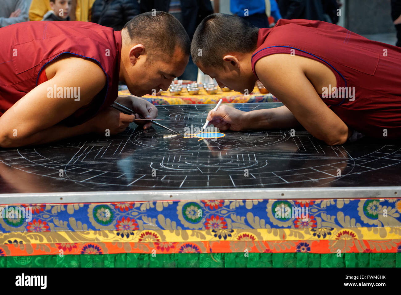 Moines tibétains du monastère de Drepung Loseling en Inde la création d'un mandala à Brookfield Place dans Battery Park City, Manhattan. Banque D'Images