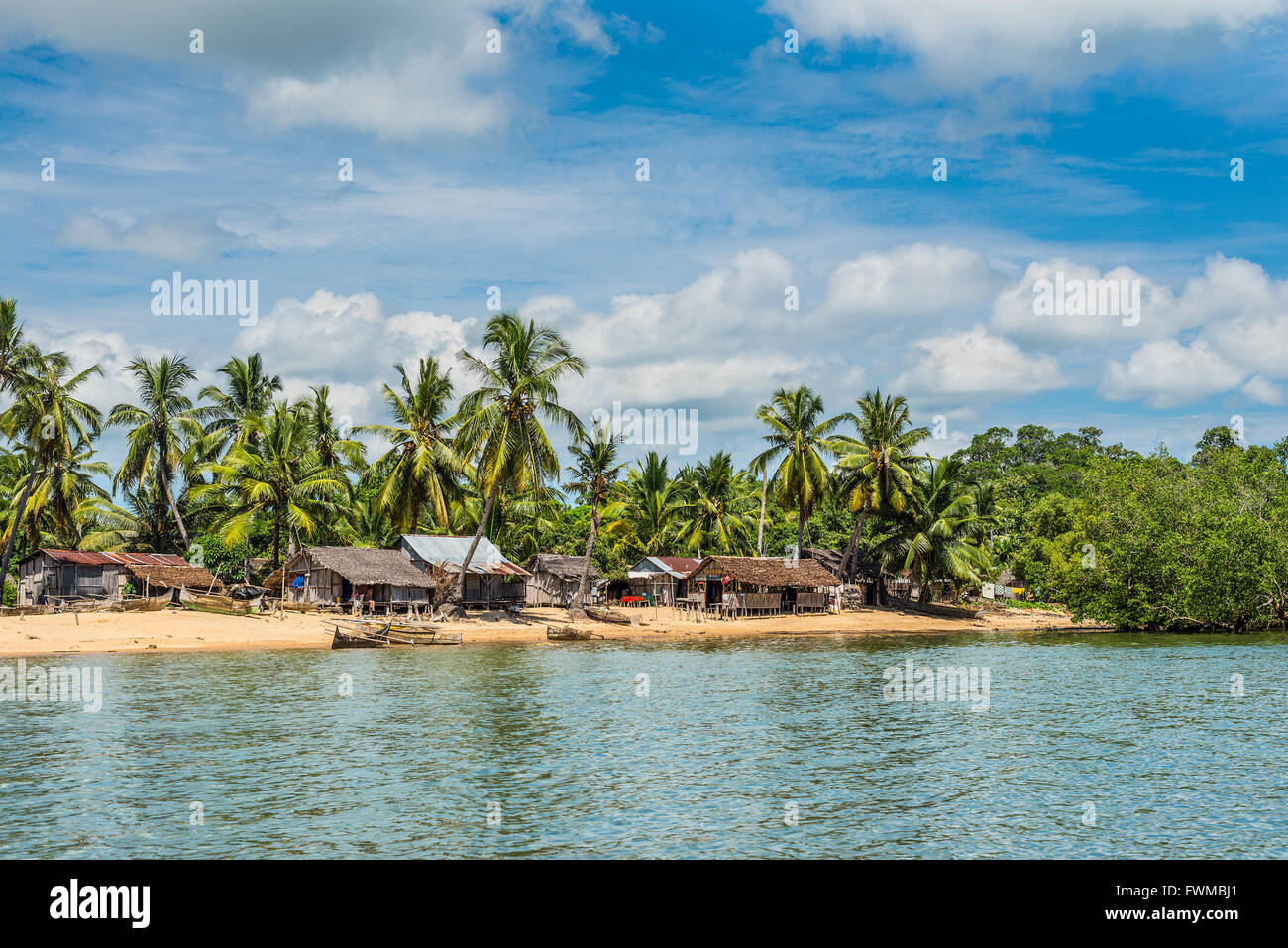 Village de pêcheurs traditionnels Ambatozavavy avec étang en bateau d'aviron sur l'île de Nosy Be, Madagascar. Banque D'Images