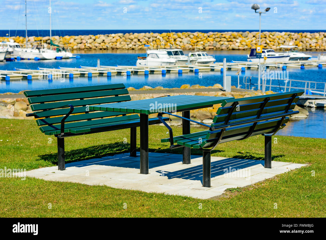 Simrishamn, Suède - 1 Avril 2016 : mobilier design vert à la marina à l'attente de quelqu'un pour les utiliser. Banque D'Images