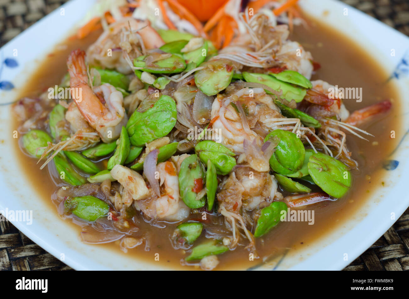 Parkia frit avec des crevettes et de la source. Banque D'Images