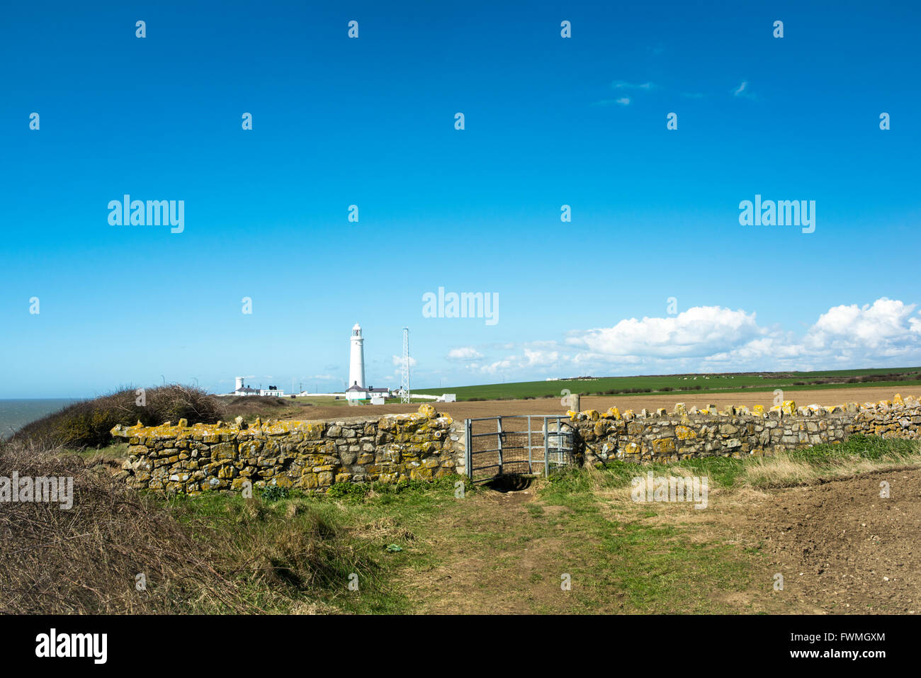 Kissing gate dans un mur de pierre sur le sentier du littoral menant à Nash Point Lighthouse. Banque D'Images