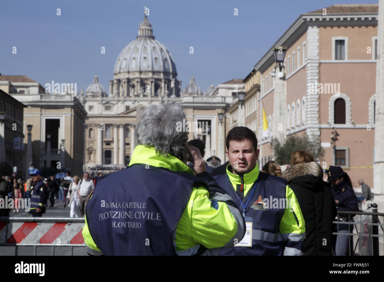 L'équipe de sauvetage de contrôler l'accès à la place Saint Pierre le Pape François lors de la messe de Pâques, la Cité du Vatican Banque D'Images