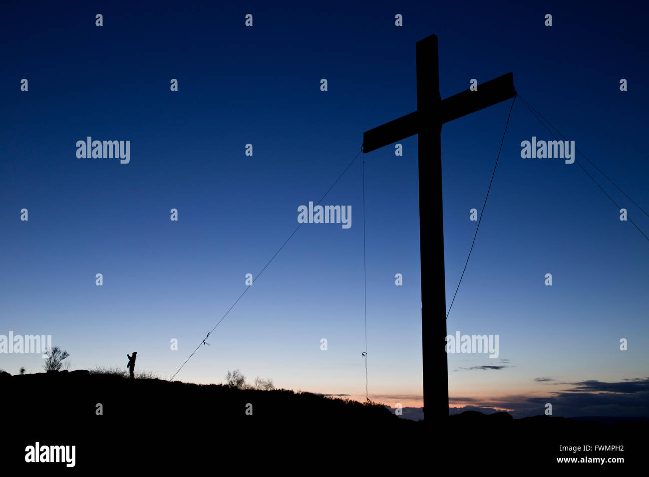 La Croix de Pâques surprise à vue, Otley Chevin, Otley, Nr Leeds. Le bois est récupéré de l'indignation à la bombe 96 juin Manchester Banque D'Images