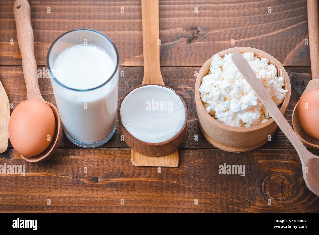 Les produits faits maison : le lait, le fromage, la crème et les oeufs sur le vieux fond de bois avec de l'espace libre pour votre texte Banque D'Images