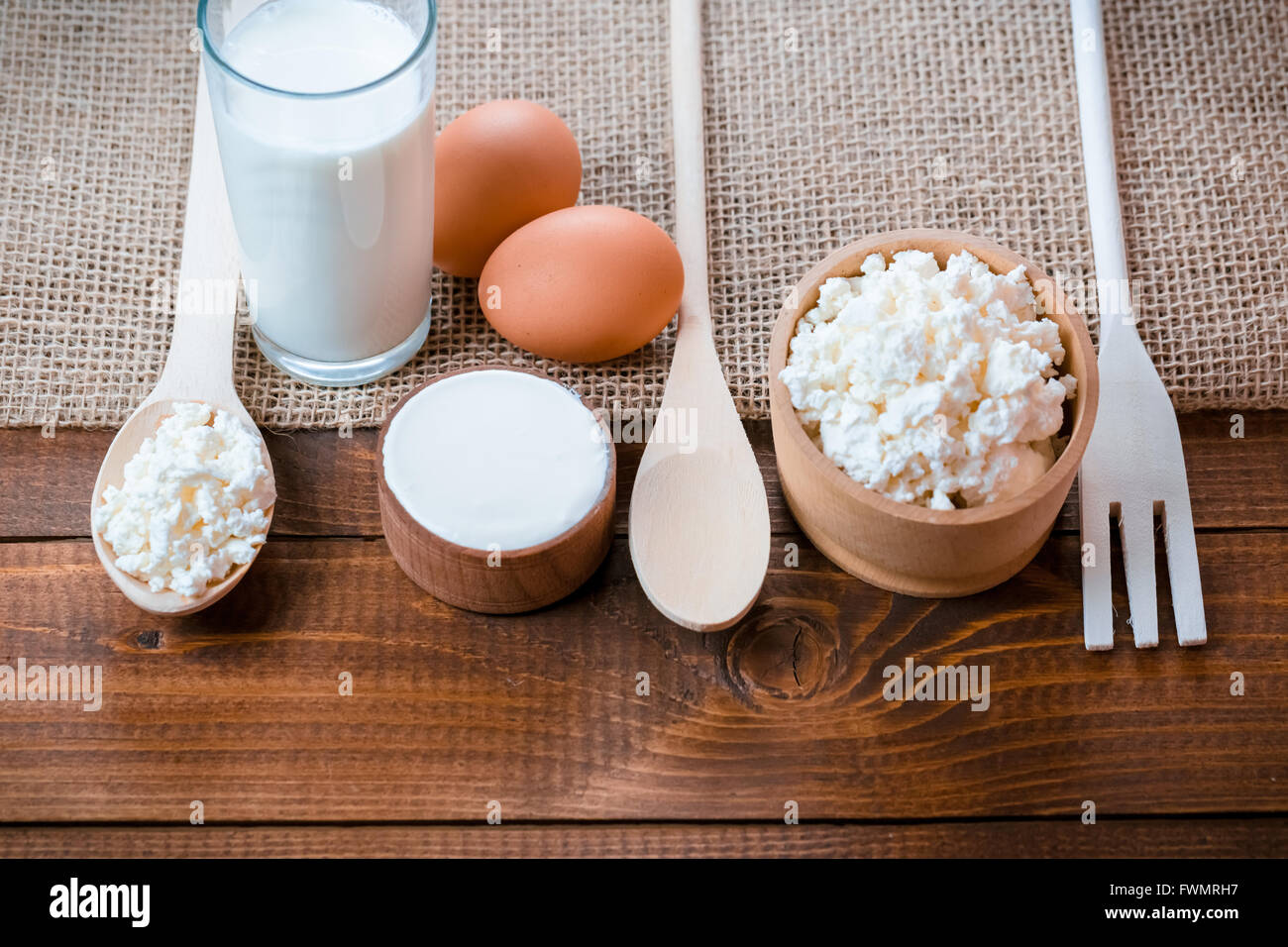 Produits laitiers sur table en bois. la crème, lait, fromage, yaourt et d'œufs. top view with copy space Banque D'Images