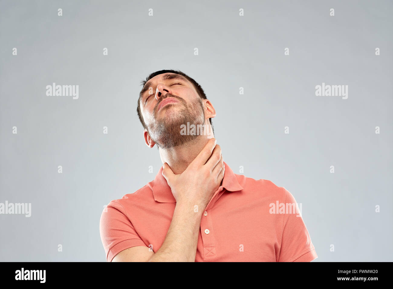 L'homme de toucher le cou et souffrant de maux de gorge Banque D'Images