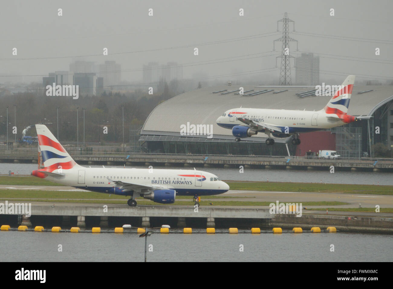 Les deux British Airways A318 'Bébé' jets à l'aéroport de London City - G-EUNA attendant de partir à l'arrivée de G-EUNB Banque D'Images