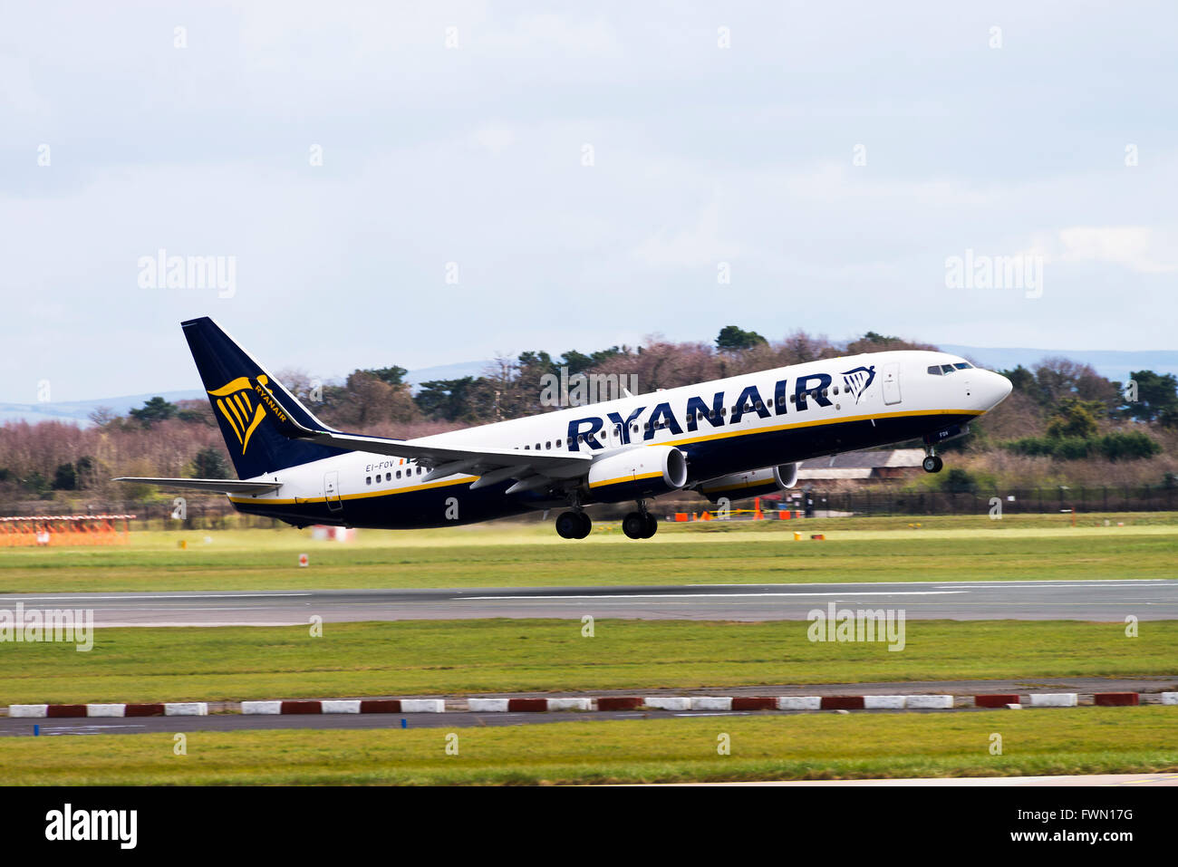Les compagnies aériennes Ryanair Boeing 737-8AS(w) EI-avion FOV Décollant de l'Aéroport International de Manchester en Angleterre Royaume-Uni UK Banque D'Images