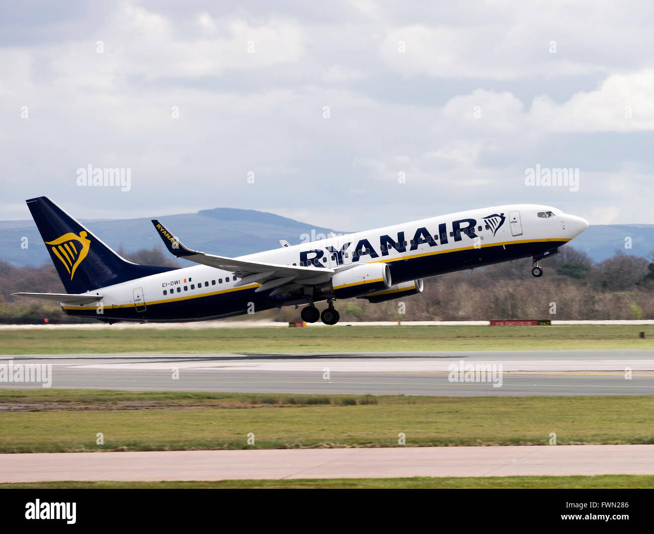 Les compagnies aériennes Ryanair Boeing 737-8AS(w) EI-avion de DWI Décollant de l'Aéroport International de Manchester en Angleterre Royaume-Uni UK Banque D'Images