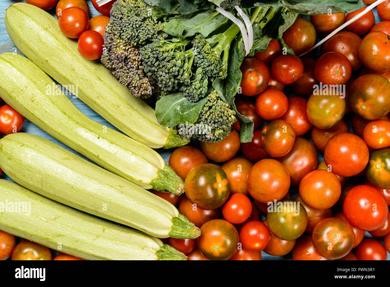 Vergers légumes : courgettes, le chou et les tomates rouges. fond bleu clair. Banque D'Images