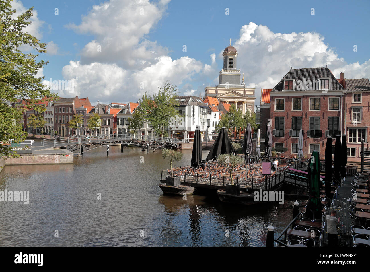 Vue générale de la rivière à Leiden, Hollande méridionale, Pays-Bas. Banque D'Images