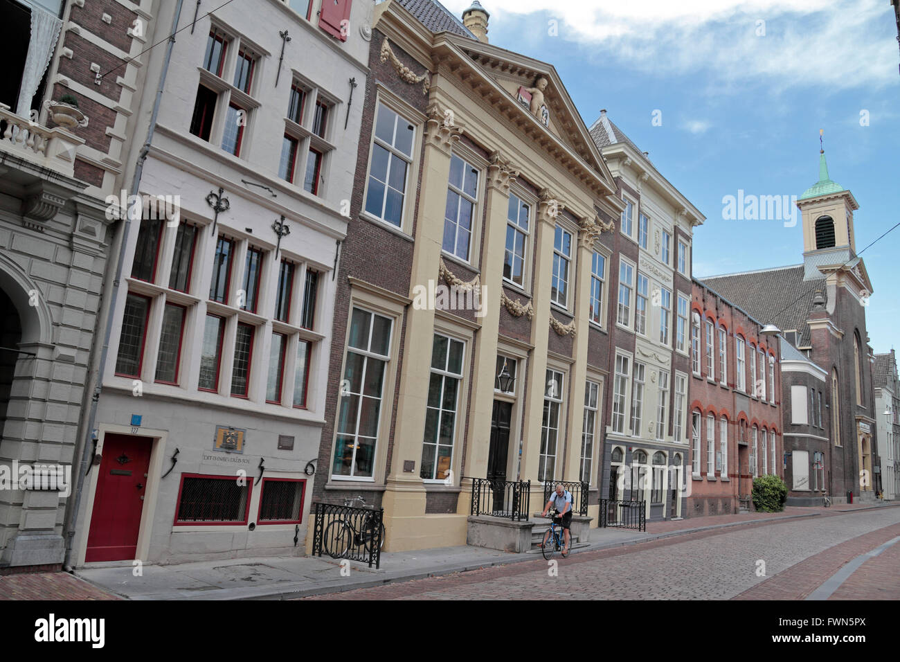Élégantes maisons à Dordrecht, Hollande méridionale, Pays-Bas. Banque D'Images