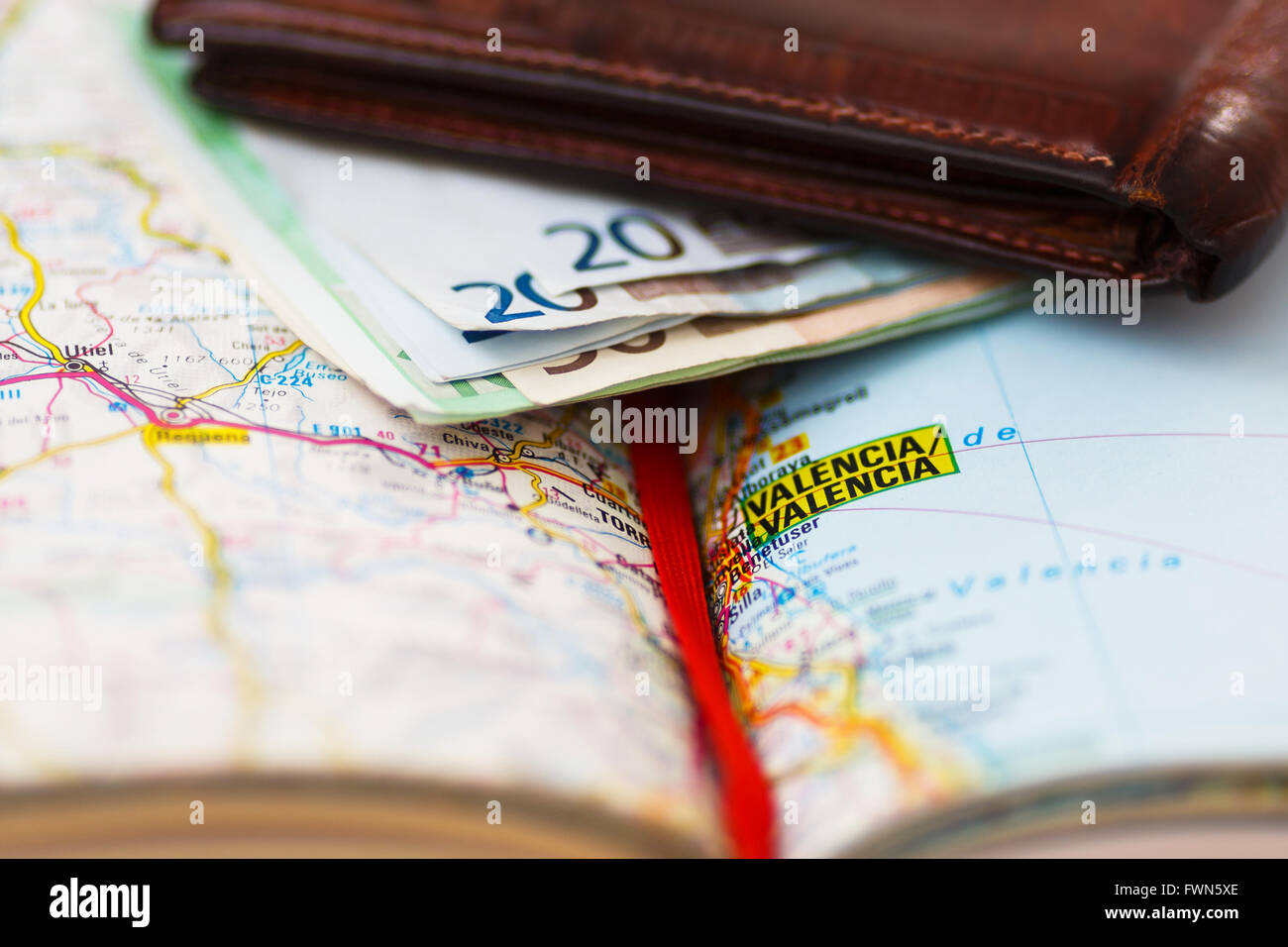 Billets à l'intérieur pochette sur une carte géographique de Valence, Espagne Banque D'Images