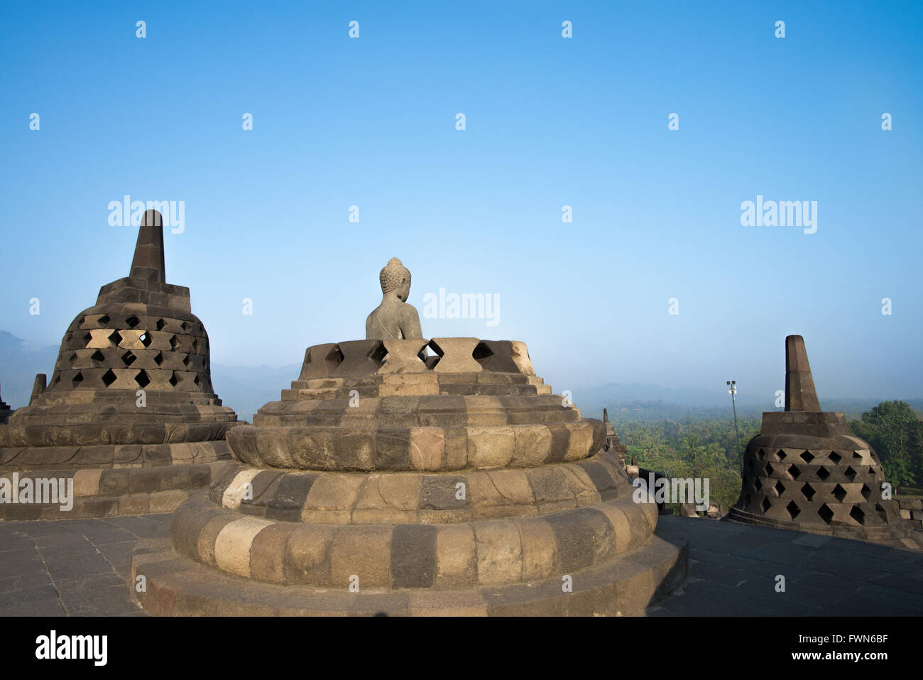 Statue de Bouddha entourée de stupas au site du patrimoine mondial de Borobudur Banque D'Images