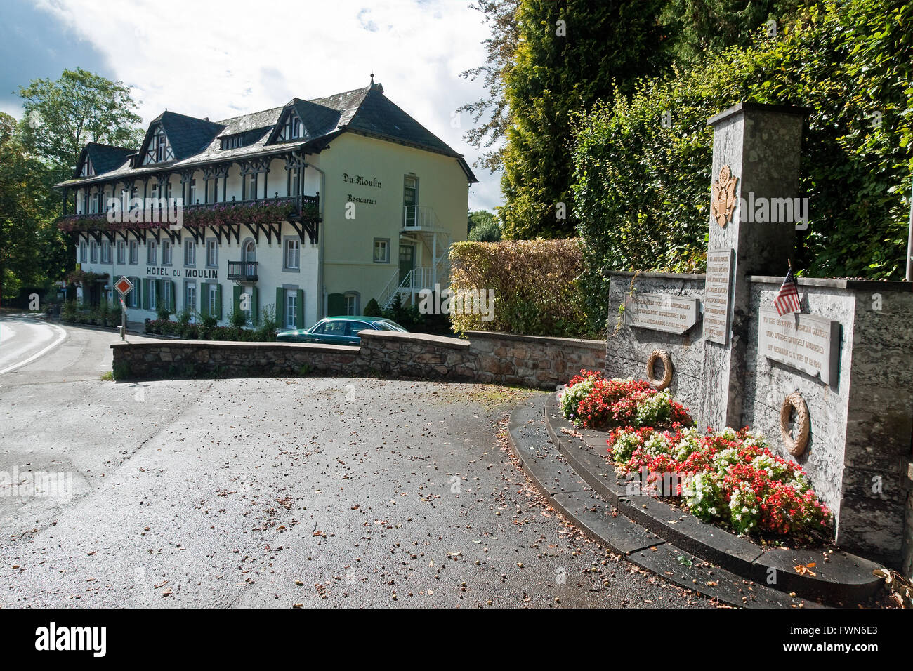 Mémorial commémore 8 soldats américains tués par les SS à l'Hôtel du Moulin pendant la Bataille des Ardennes 1944 Banque D'Images