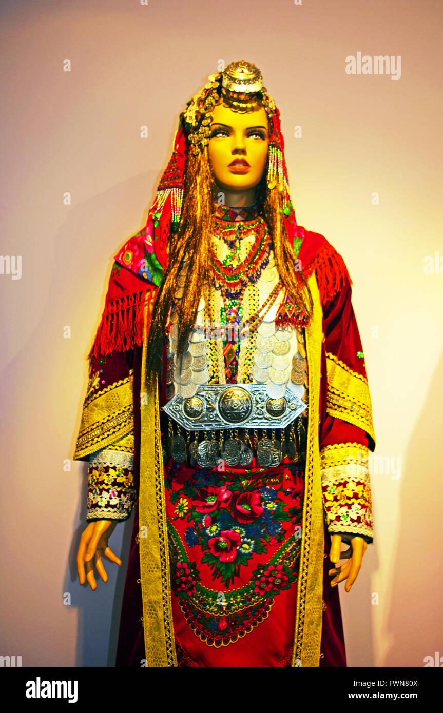 Statue en costume national, Elbasan, Albanie Banque D'Images