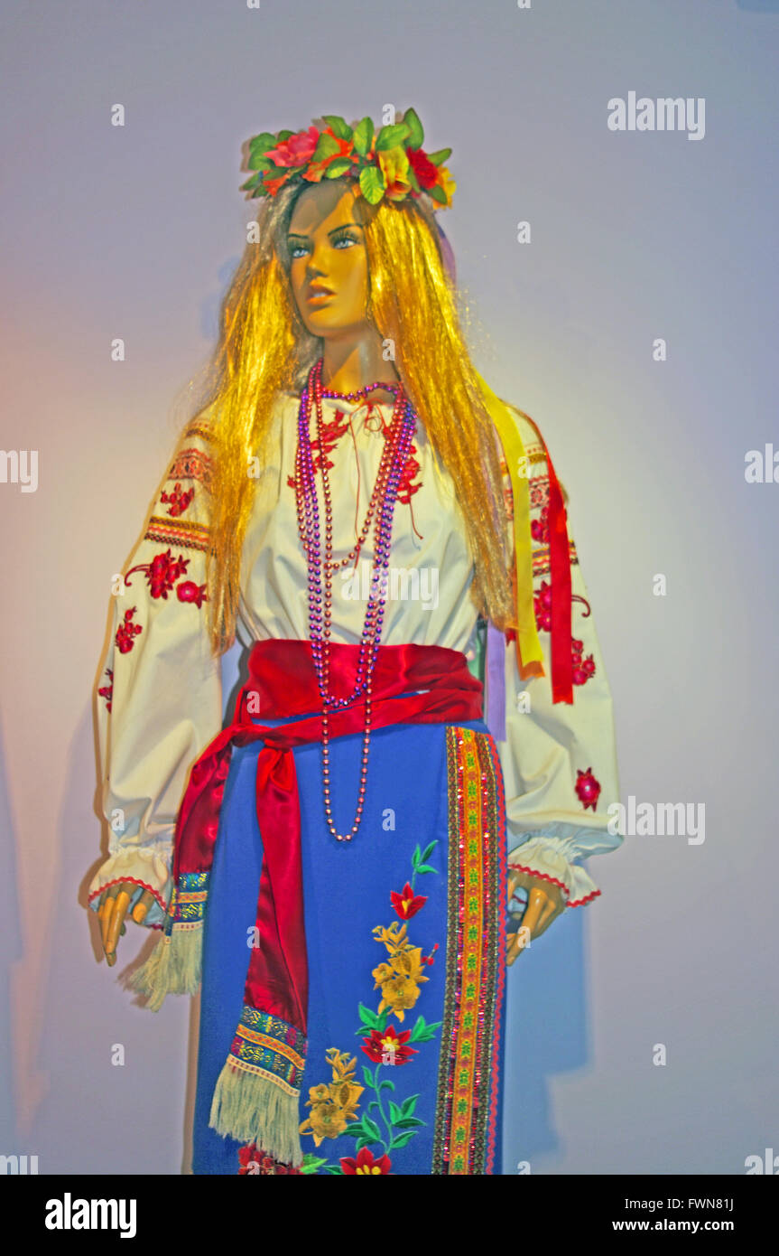 Statue en costume national, Elbasan, Albanie Banque D'Images