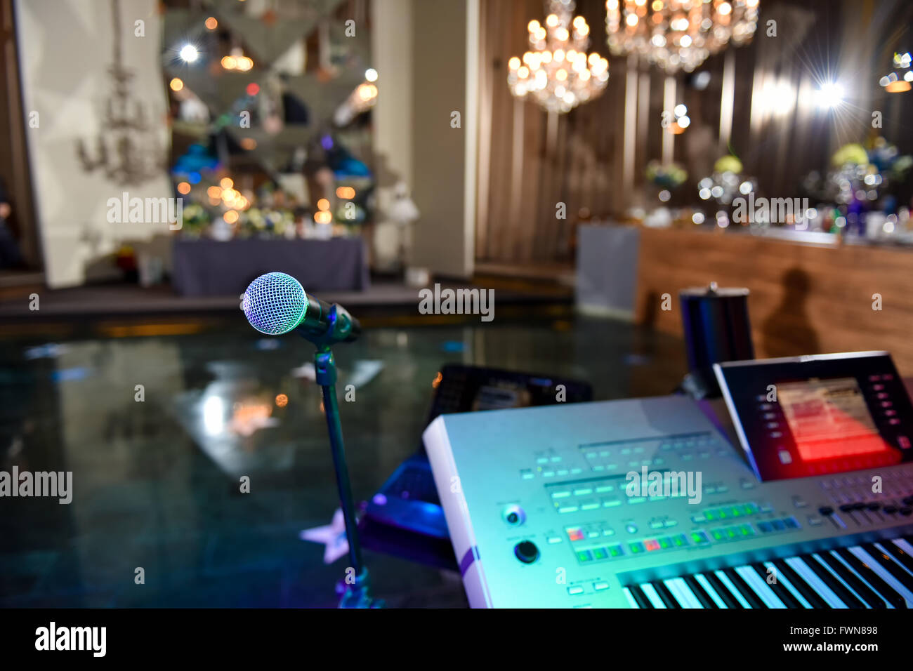 Microphone et orgue électronique à la lumière ambiante bar Banque D'Images