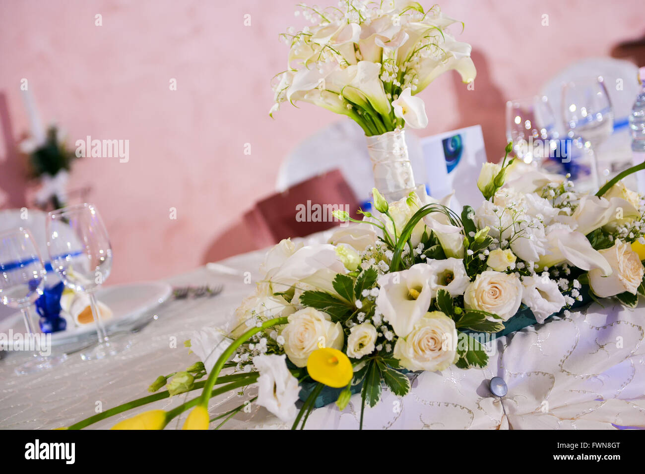 Bouquet de callas blancs et roses sur une table de mariage Banque D'Images