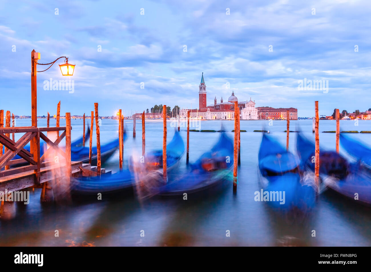 Gondoles au crépuscule dans la lagune de Venise, Italie Banque D'Images
