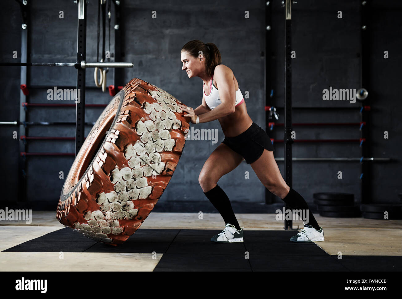 Formation avec pneu en salle de sport Banque D'Images