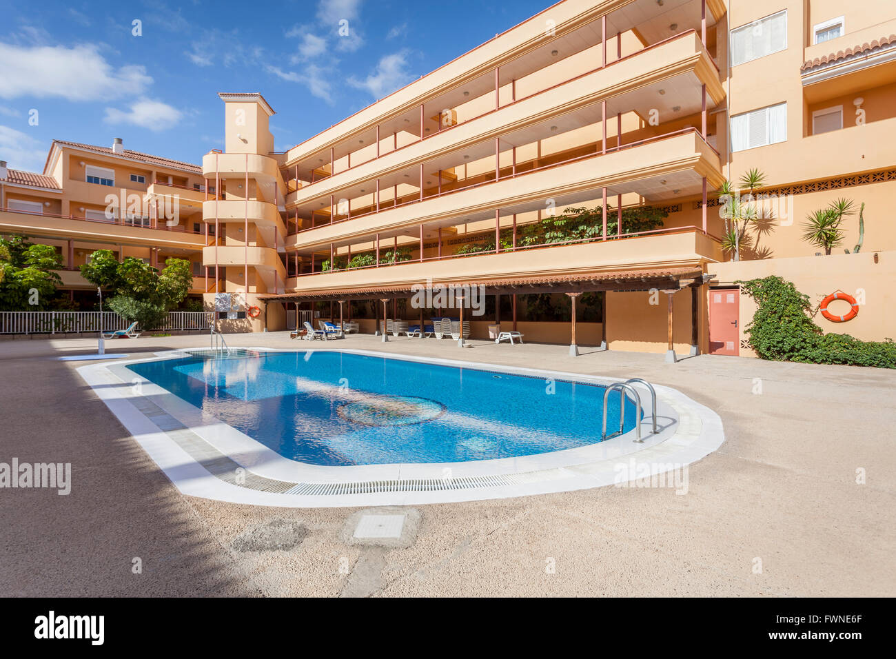 Piscine dans un espace communautaire d'un complexe d'appartements à Playa San Juan, Tenerife, Canaries, Espagne. Banque D'Images