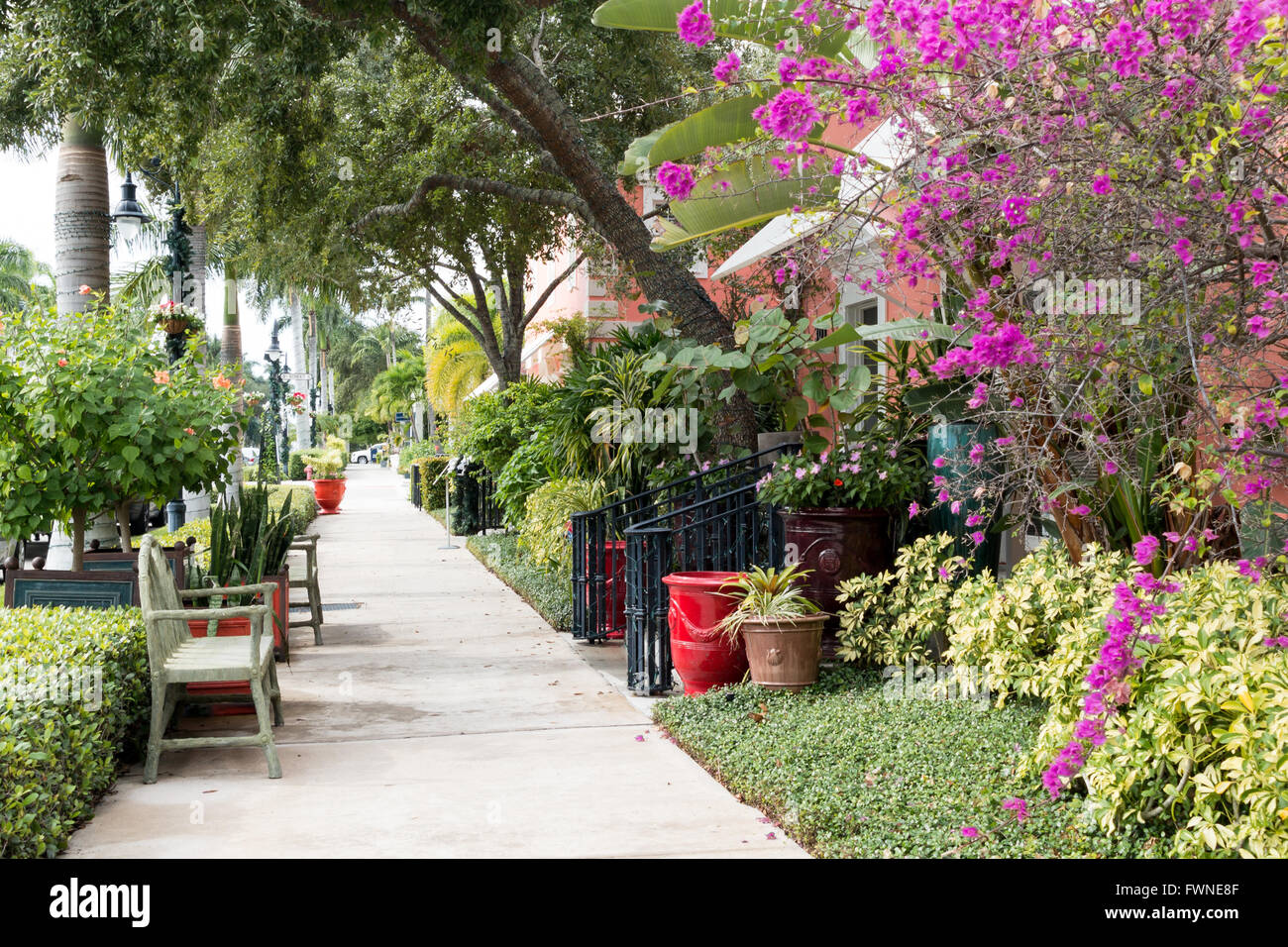 Passerelle de la 13e Avenue Sud avec jardins, fleurs et arbres dans la ville de Naples, Collier County, Floride, États-Unis Banque D'Images