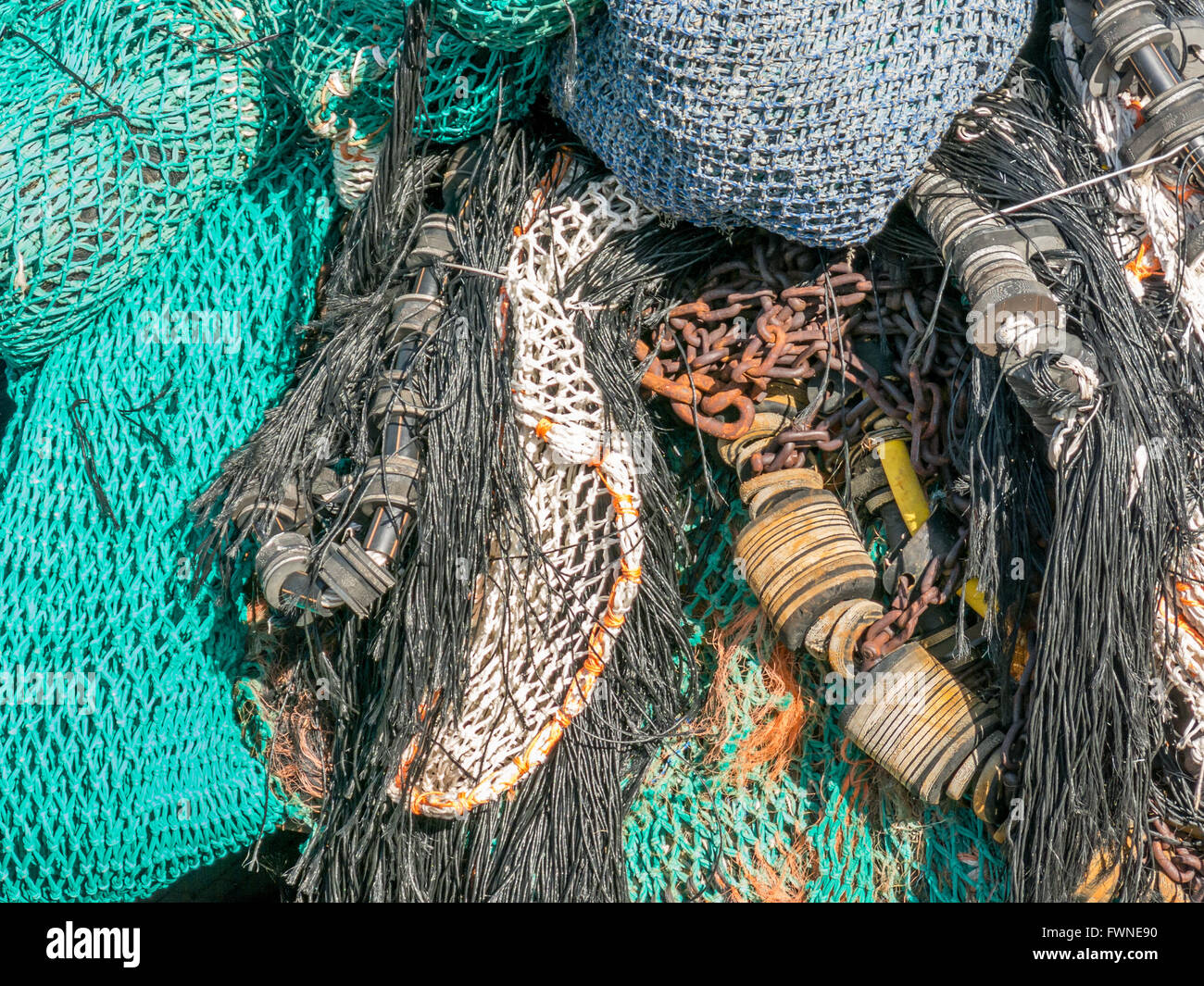 Divers équipements de pêche à bord d'un chalutier : filets, flotteurs et chaîne Banque D'Images