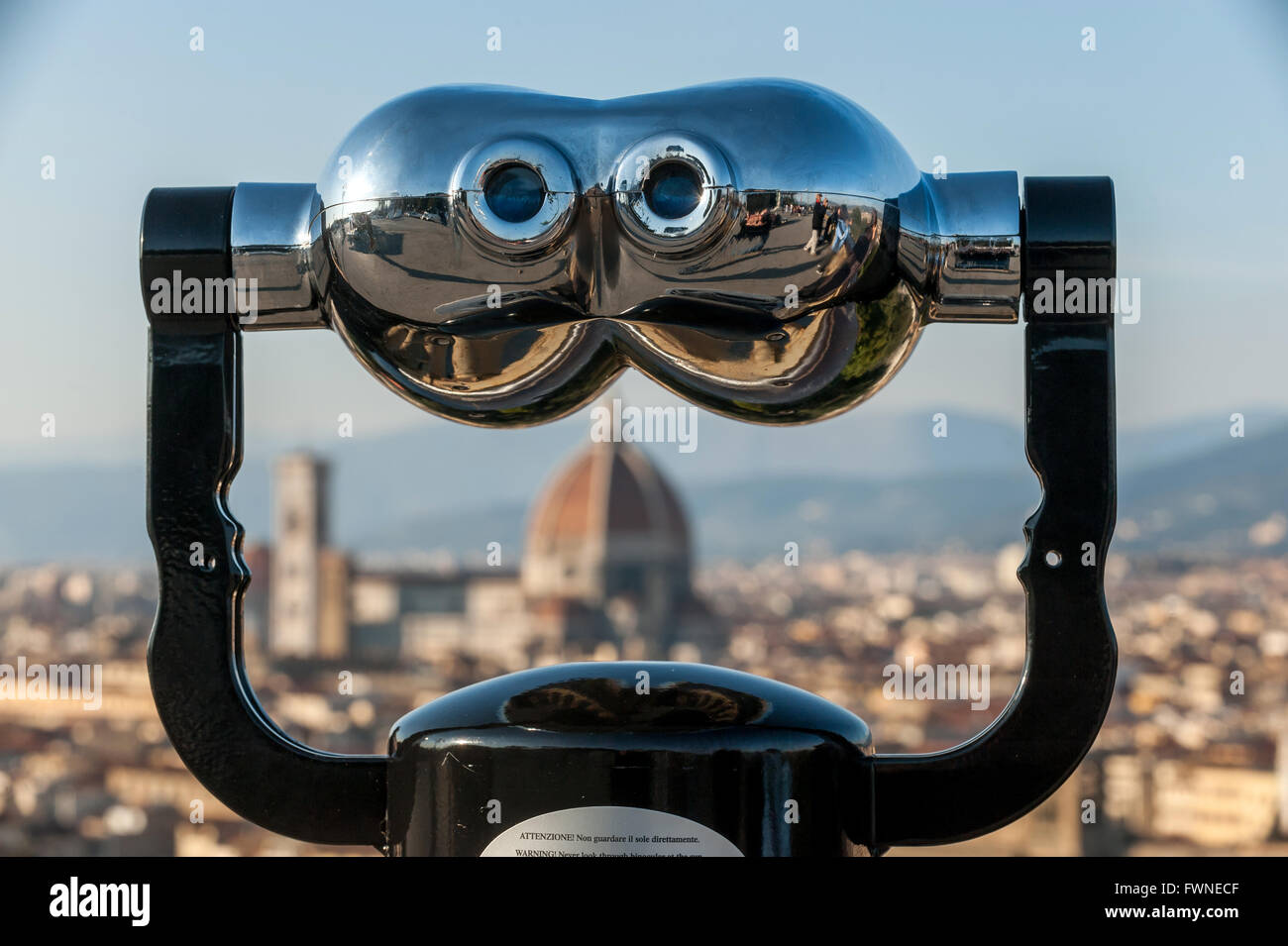 Affichage des jumelles pour empêcher de voir la cité médiévale de Florence, Italie. Banque D'Images