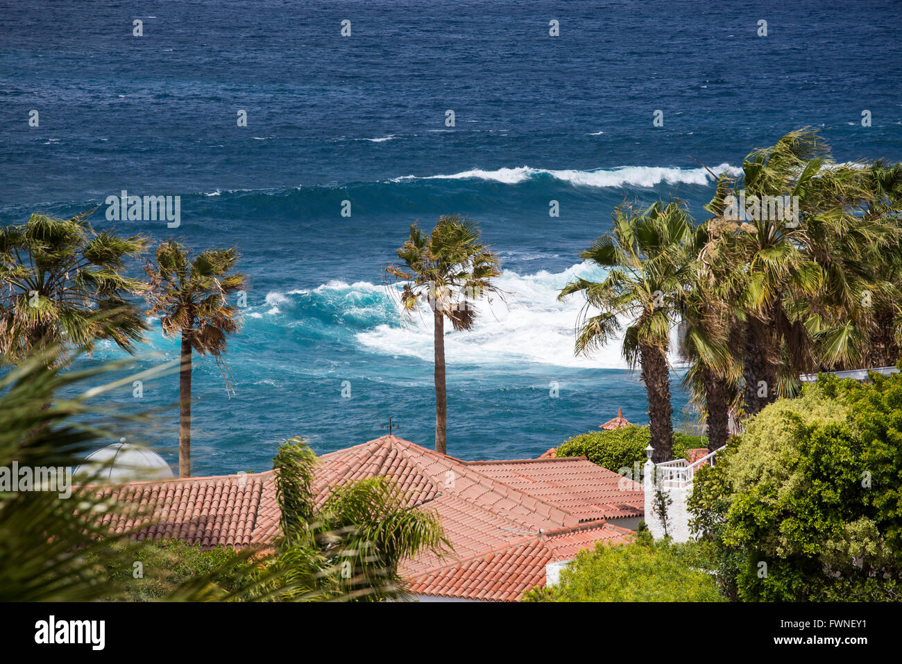 Humide, du vent et une mer en face de villas de luxe à Los Gigantes pendant une tempête hivernale, Tenerife, Canaries, Espagne. Banque D'Images
