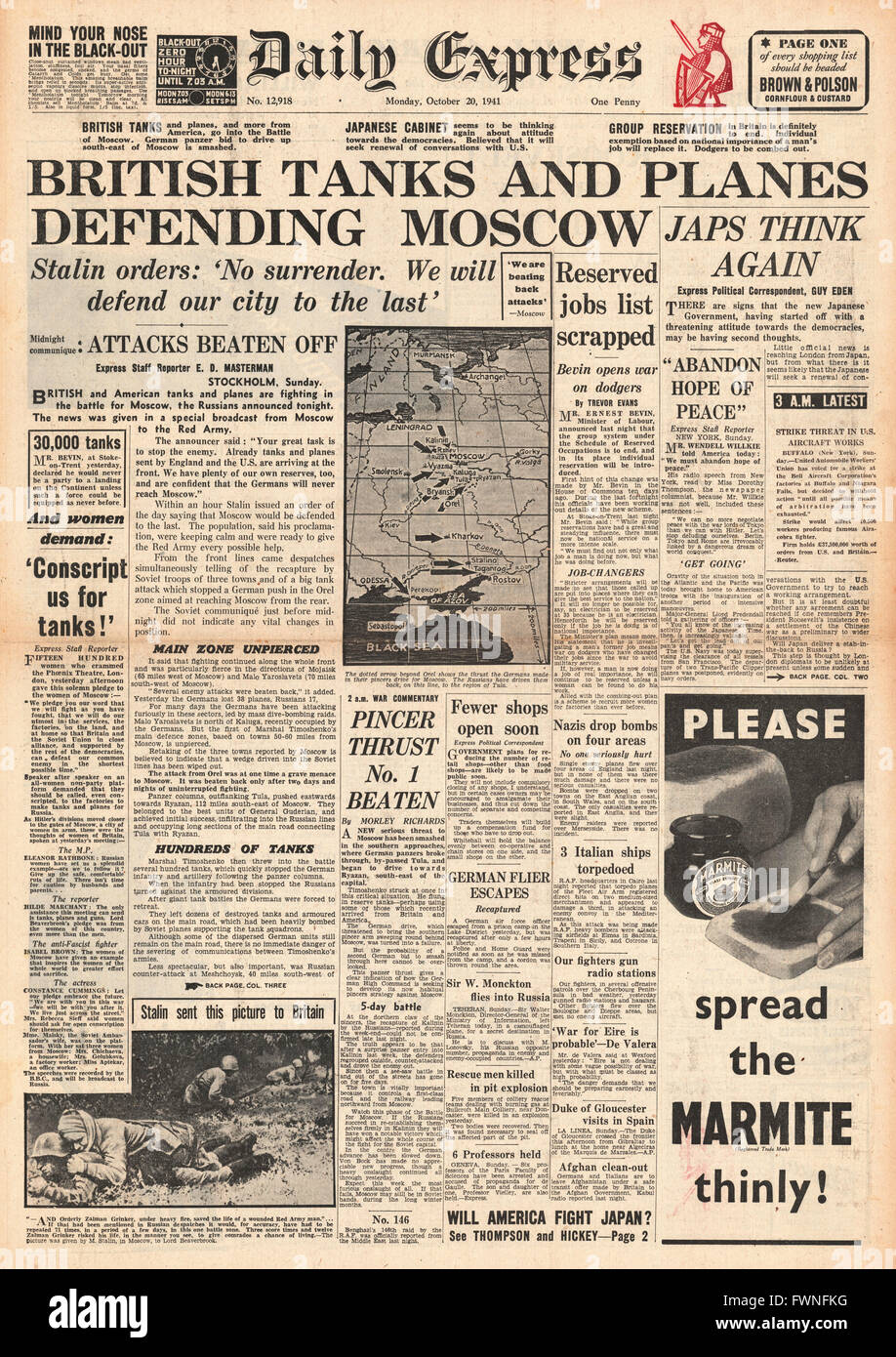 1941 front page Daily Express British des tanks et des avions à la défense de Moscou Banque D'Images