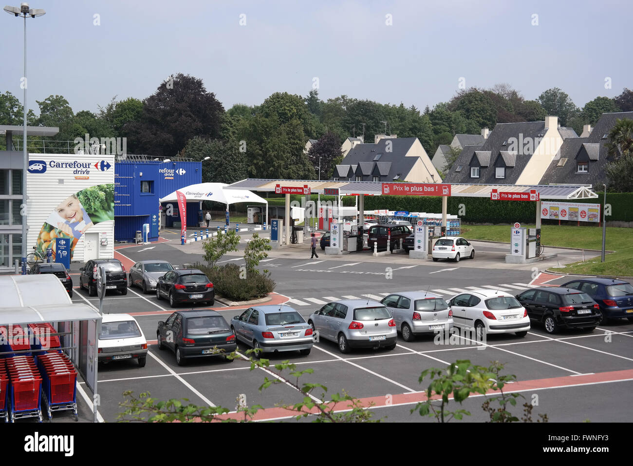 Supermarché et station-service Banque D'Images