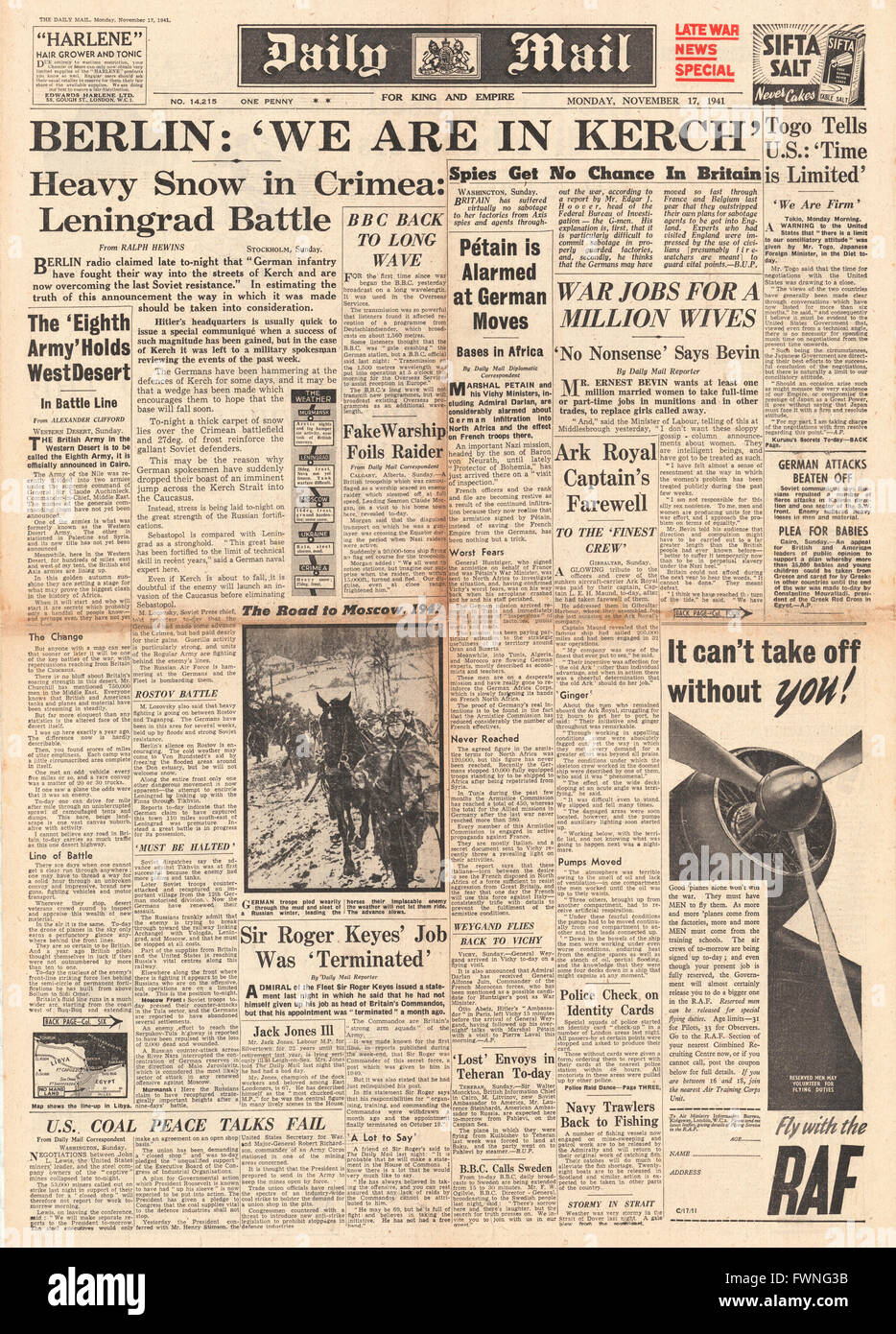 1941 front page Daily Mail Armée allemande Kerch capture et de ministre du Travail de l'appel sur un million de femmes pour le travail de guerre Banque D'Images