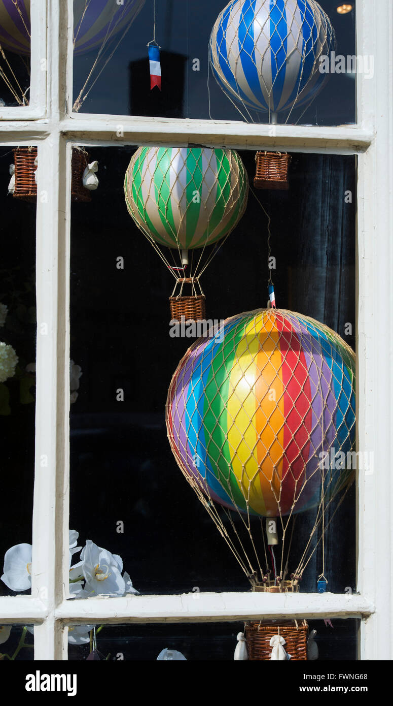 Colorful ballons à air chaud modèle vintage dans une vitrine. Broadway, Cotswolds, Worcestershire, Angleterre. Banque D'Images