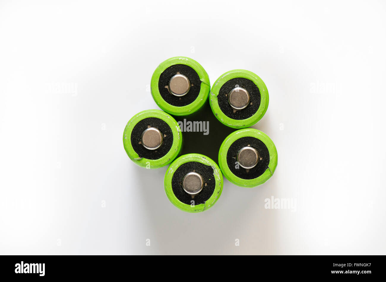 Vue de dessus de piles rechargeables AA couleur vert ensemble, formant une forme de fleur. Banque D'Images
