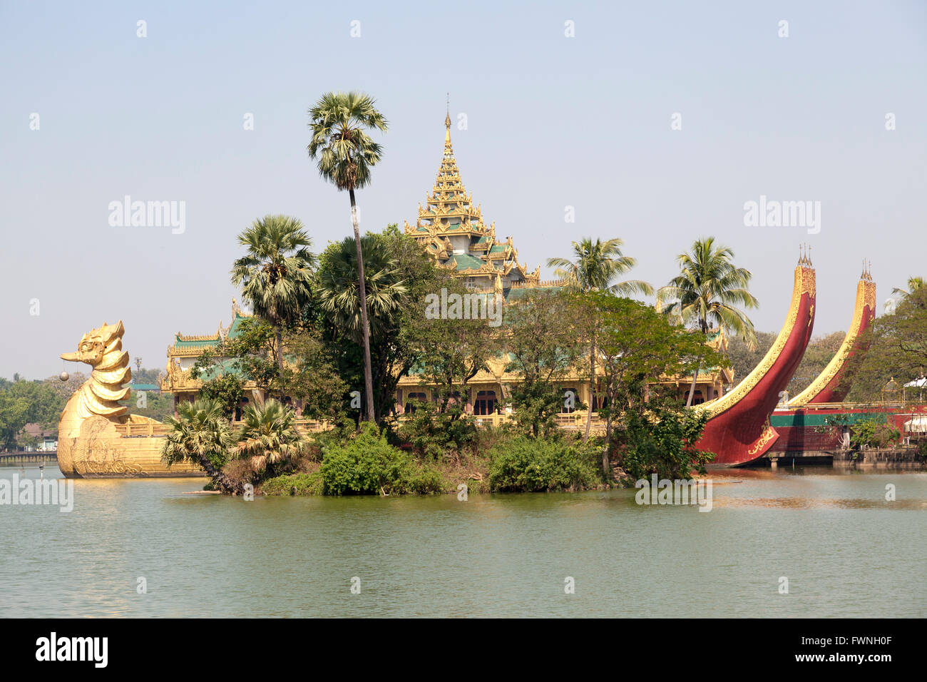 Sur la rive orientale de la Lac Kandawgyi (Yangon), le Crazy Karaweik Hall est la copie de la barge royale. Banque D'Images