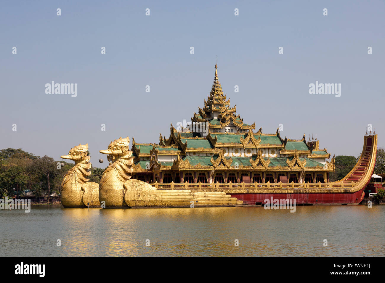 Sur la rive orientale de la Lac Kandawgyi (Yangon), le Crazy Karaweik Hall est la copie de la barge royale. Banque D'Images