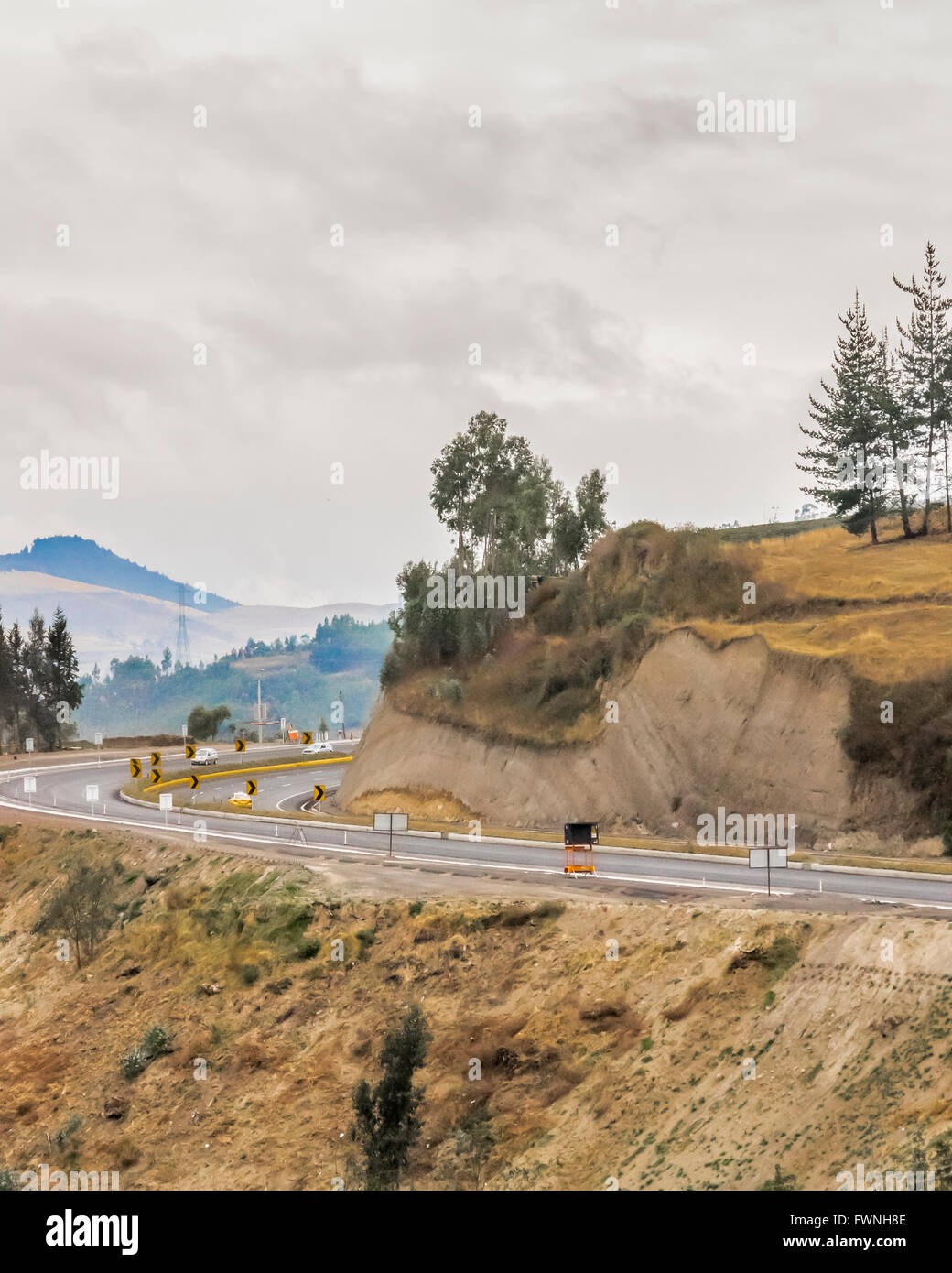 L'autoroute vide entourée de montagne paysage dans la route que l'extérieur de Quito vers le lac San Pablo en Equateur, Amérique du Sud Banque D'Images