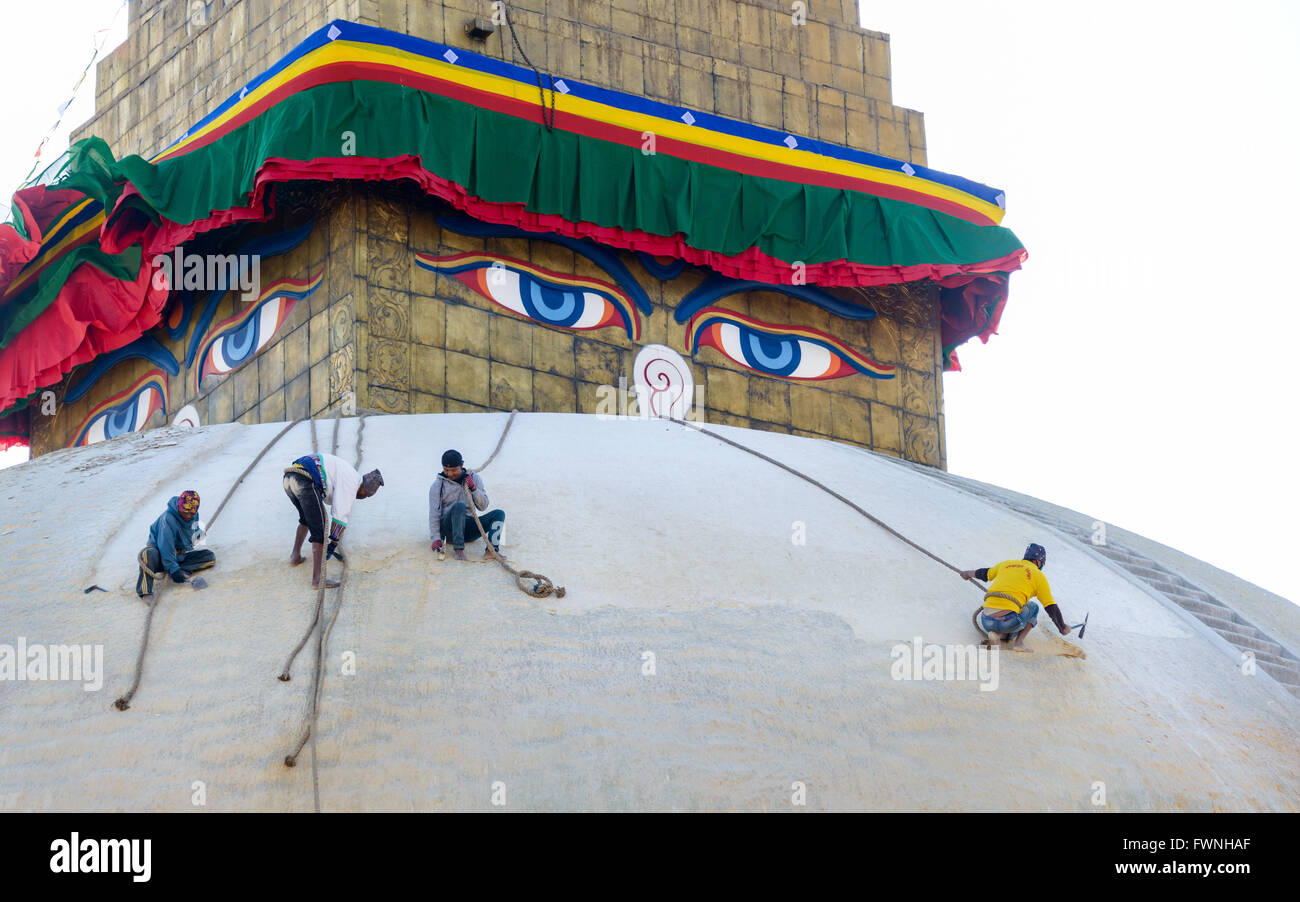 Les travailleurs qui font des travaux de rénovation sur stupa Boudhanath, Site du patrimoine mondial de l'UNESCO vers décembre 2013 à Katmandou, Népal Banque D'Images