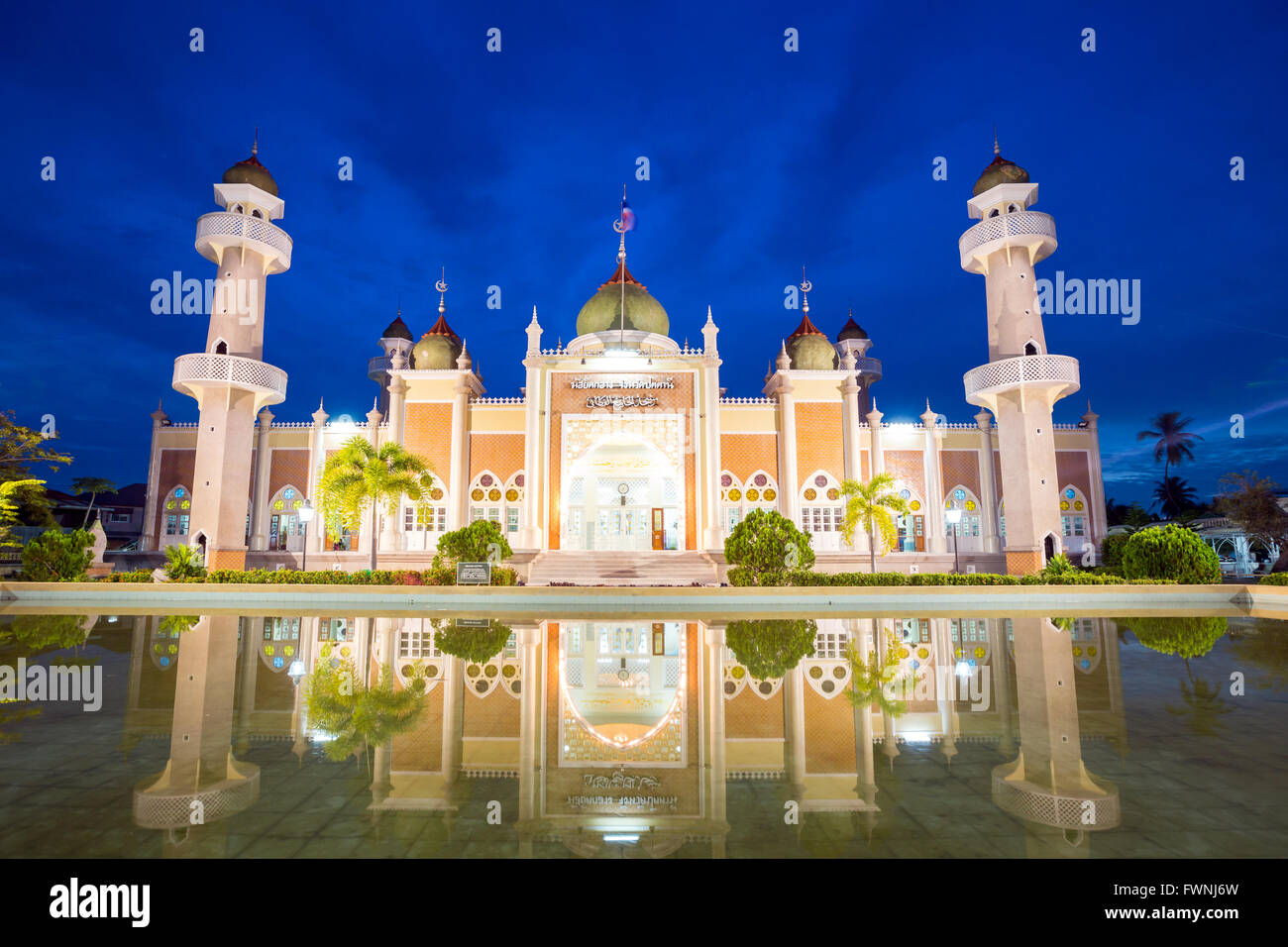 Vue de la mosquée centrale de crépuscule avec reflet dans l'étang, Pattani, Thaïlande Banque D'Images
