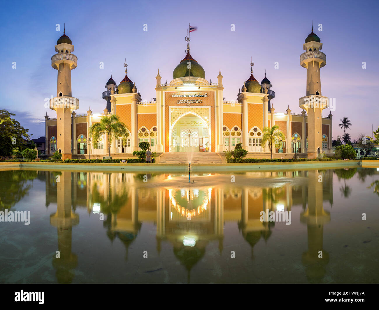 La mosquée centrale d'une réflexion au crépuscule, Pattani, Thaïlande Banque D'Images